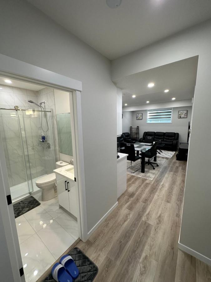 2 Bedroom 2 Washrooms Brand New Beautiful & Cozy Suite Калґарі Екстер'єр фото